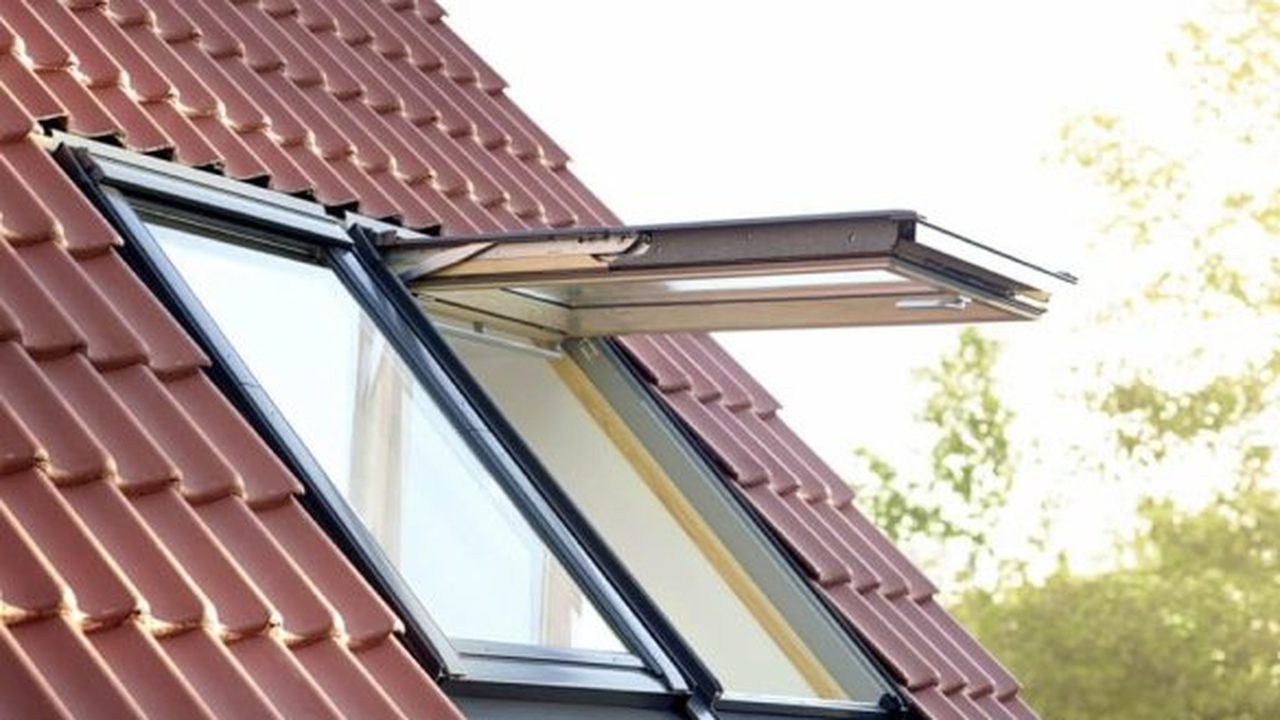 Geopend VELUX dakraam in een rood pannendak van buitenaf gezien — Dakraam plaatsen kosten 2026: prijzen en prijsopbouw