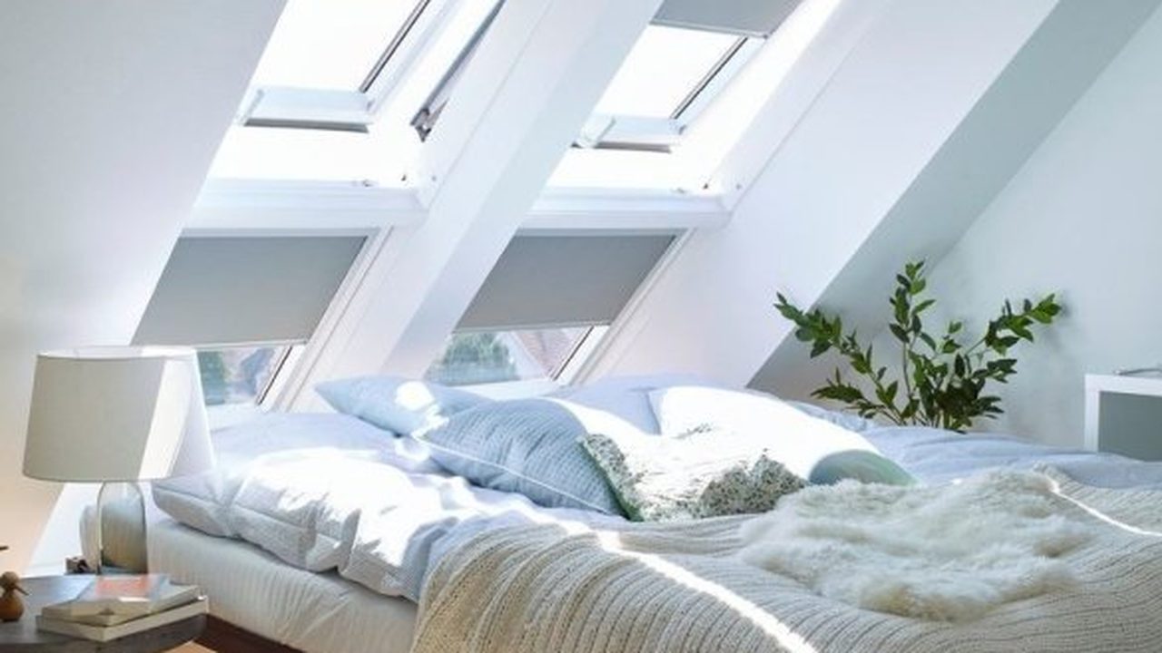 Slaapkamer onder een schuin dak met twee VELUX dakramen die op afstand te bedienen zijn — Elektrisch dakraam: luxe en gemak voor uw woning
