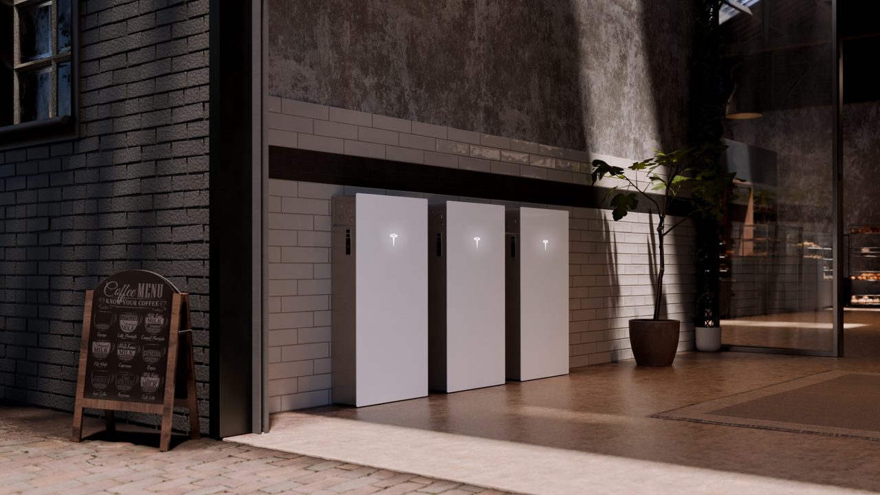 Drie Tesla Powerwall-thuisbatterijen naast elkaar voor extra opslagcapaciteit in kWh — Hoeveel kWh thuisbatterij heb ik nodig?