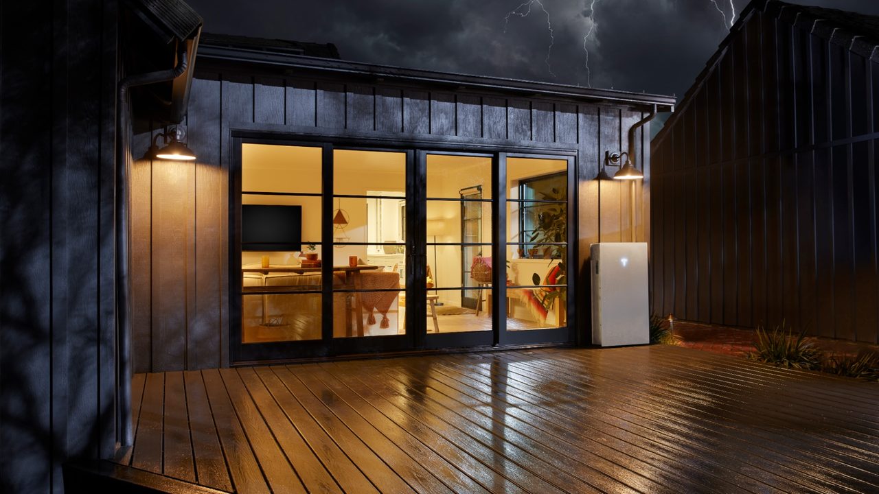 Woning met verlichting aan tijdens onweer dankzij een Tesla Powerwall als noodstroom — Noodstroom met een thuisbatterij: hoe werkt het?