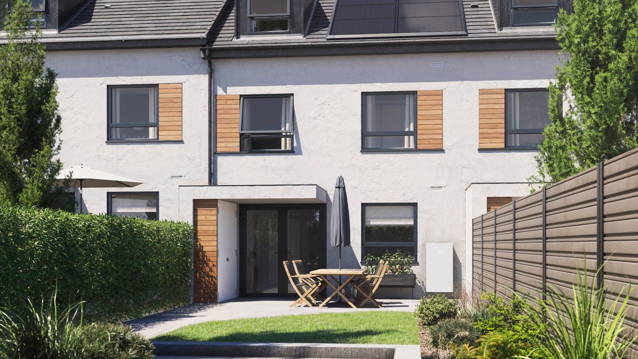 Nederlandse rijwoning met zonnepanelen en een thuisbatterij in de achtertuin — Thuisbatterij kosten en terugverdientijd in 2026