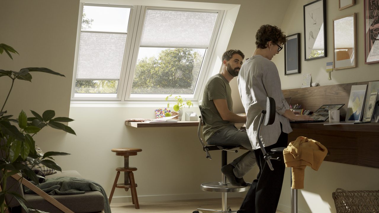 Werkkamer met een groot VELUX 2-in-1 dakraam en daglicht — VELUX dakraam modellen vergelijken: welke past bij u?