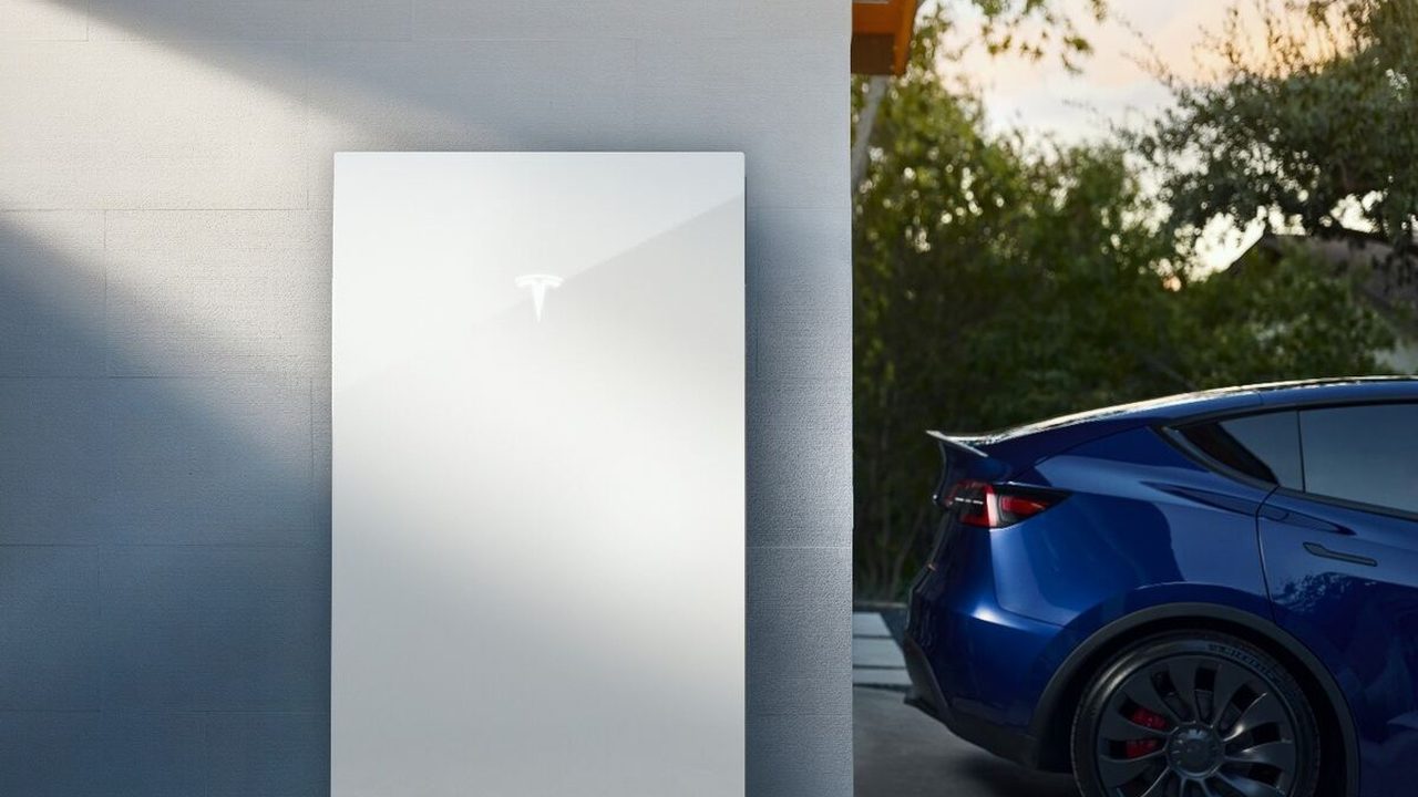 Tesla Powerwall 3 thuisbatterij aan de gevel naast een Tesla Model Y — Tesla Powerwall: voordelen, werking en specificaties