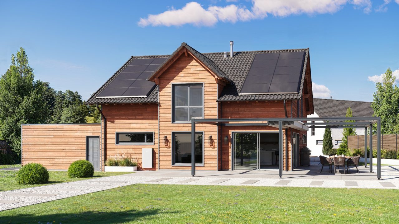 Vrijstaande woning met zonnepanelen op het dak en een thuisbatterij — Zonnepanelen en thuisbatterij combineren: zo bespaart u maximaal