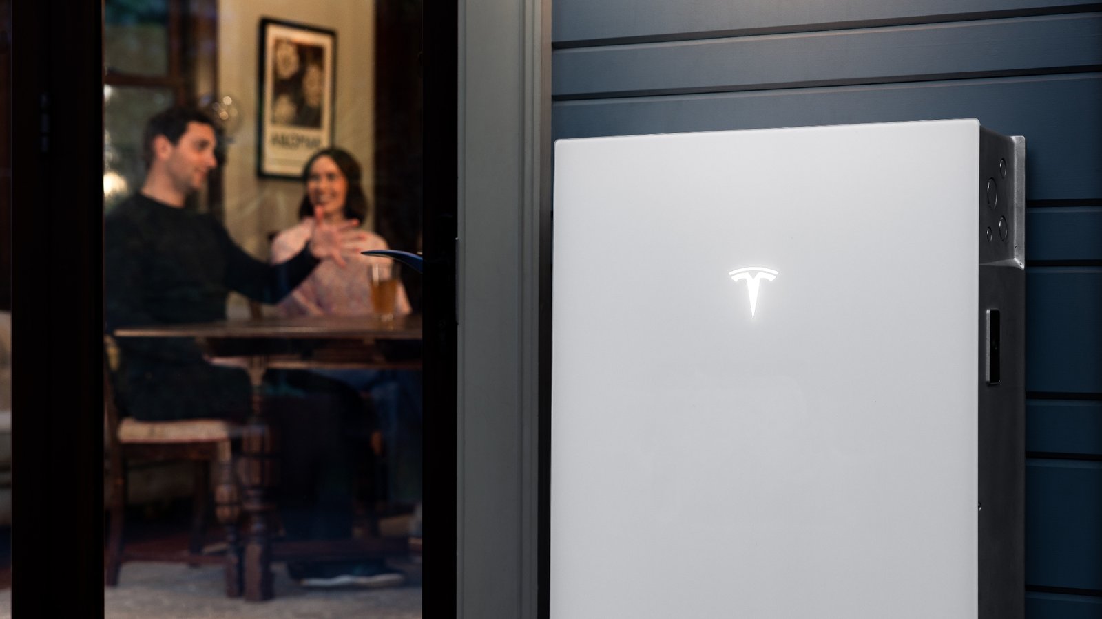 Tesla Powerwall 3P thuisbatterij aan de buitengevel van een woning