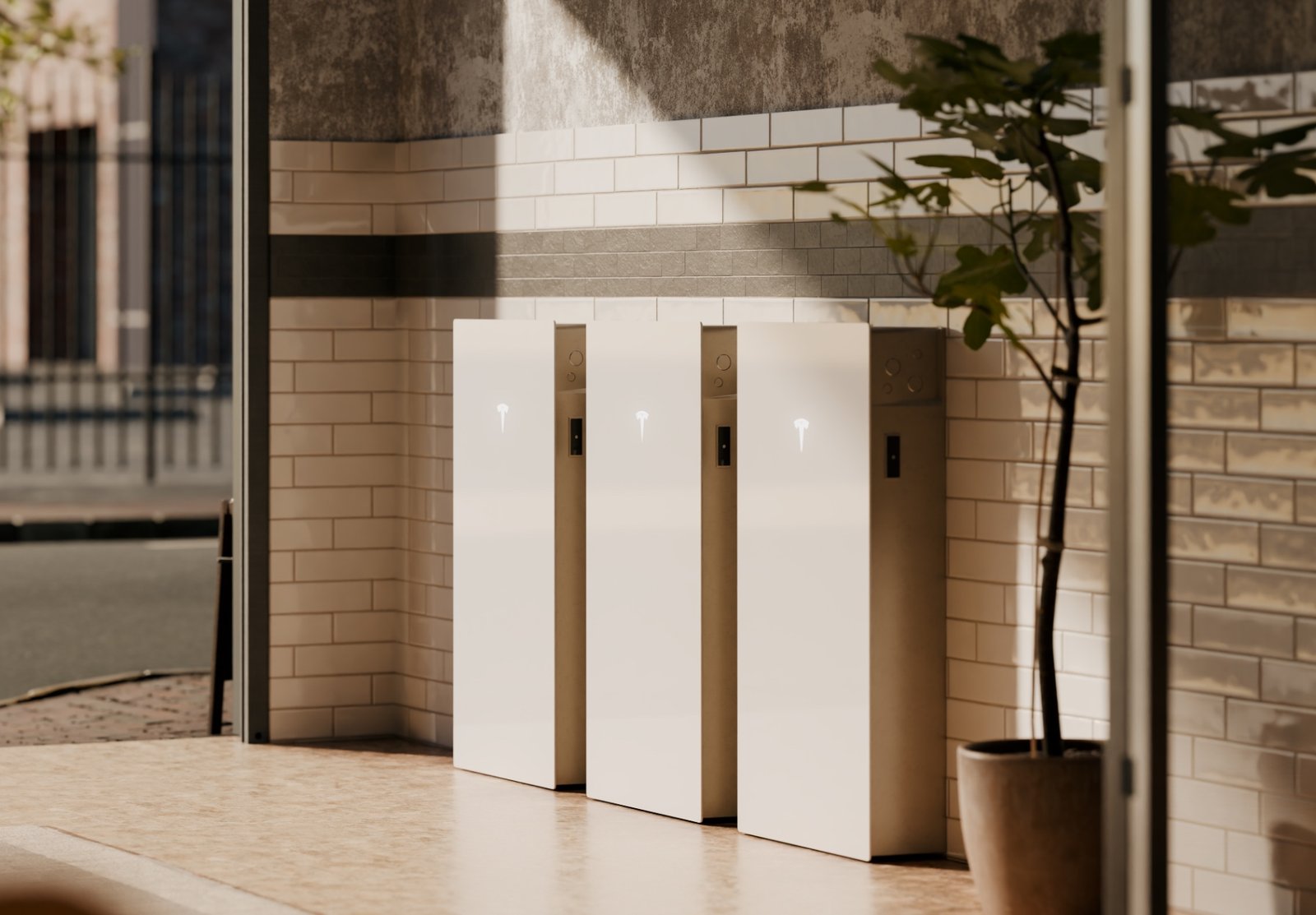 Meerdere Tesla Powerwall-thuisbatterijen naast elkaar aan een binnenmuur